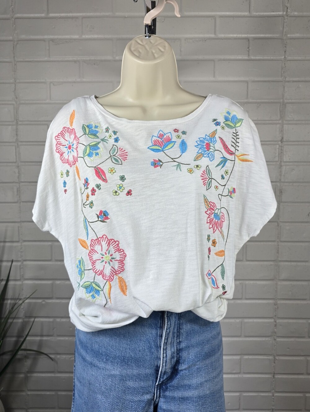 FDJWhite Embroidered Floral Short Sleeve Top Medium